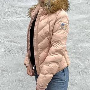 Vinterjacka från Svea - En jättefin jacka från Svea med tjockt pufflager. Storlek S. Nytt skick.