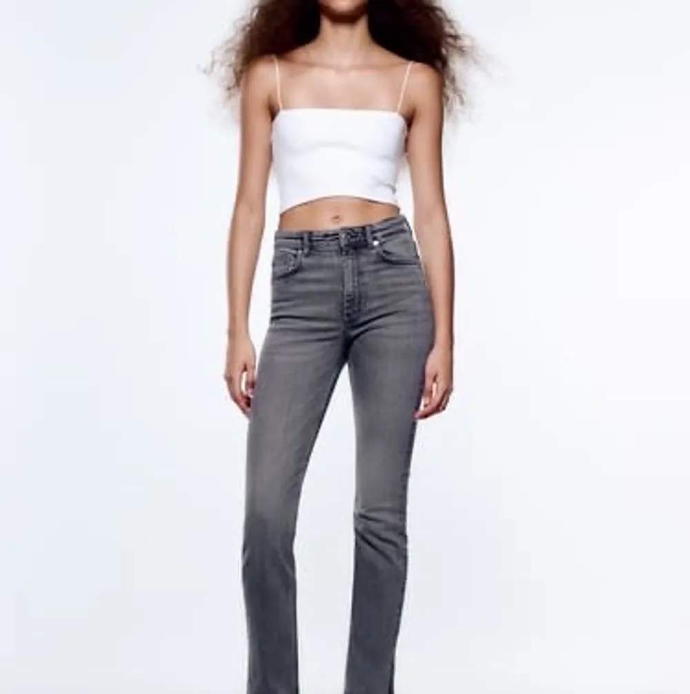 Säljer mina gråa zara jeans med slits på sidan, ena bält bandet har lossnat därav det låga priset 💕. Jeans & Byxor.