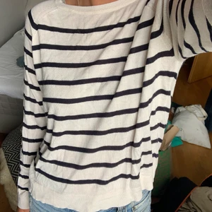 Randig tröja  - Fin randig tröja från zara. Storlek s