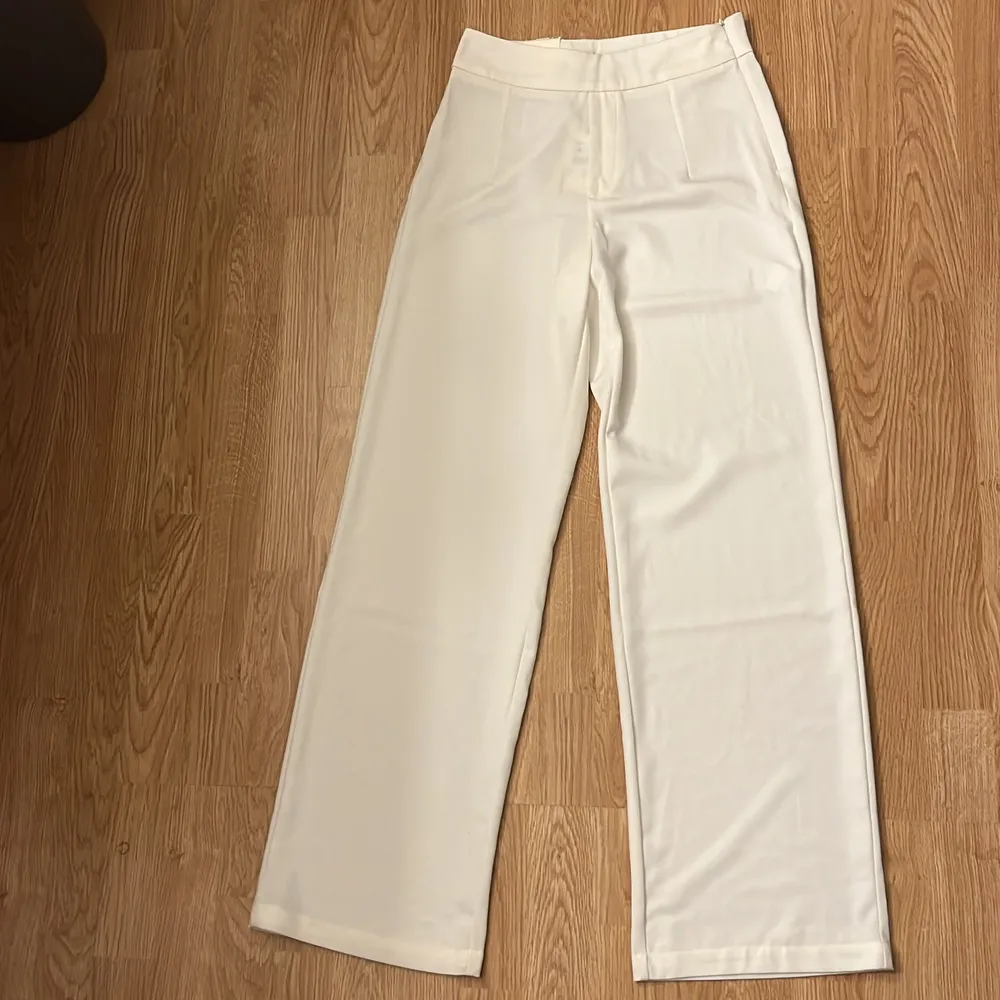 Vita kostymbyxor i storlek 36. Aldrig använda och prislappen sitter kvar. Inköpta för 299kr och säljer dom för 200kr. . Jeans & Byxor.