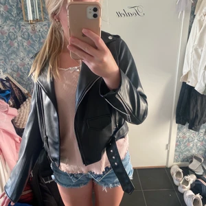 svart skinnjacka från zara  - populär skinnjacka från zara. köpt för 599kr förra sommaren men endast använd max 3 ggr. var dock klantig nog och trodde att en fejk ficka var en riktig, därför saknas en knapp (se bild 3). 💗