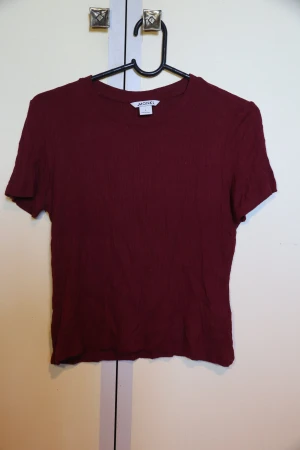 Topp monki - Ribbad, vinröd topp från monki