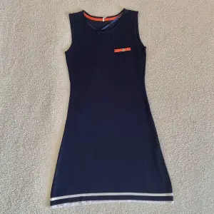 Superfin och MJUK klänning i marinblått med orange/röd låtsasficka och vita ränder. Den här gör sig inte rättvis på bild. 🥹 Köpt på butiken Carrie i Polen. Någon enstaka noppra, men annars är den i fint skick utan anmärkningar. 🌻