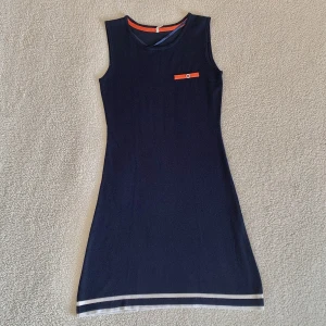 SJÖMANS KLÄNNING CARRIE - Superfin och MJUK klänning i marinblått med orange/röd låtsasficka och vita ränder. Den här gör sig inte rättvis på bild. 🥹 Köpt på butiken Carrie i Polen. Någon enstaka noppra, men annars är den i fint skick utan anmärkningar. 🌻