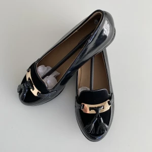 Loafers svarta strl 37 - Helt nya svarta loafers i storlek 37.