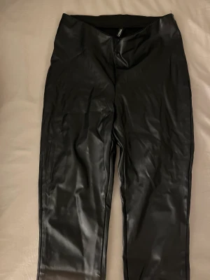 Skinnbyxor   - Byxor i med slits. 