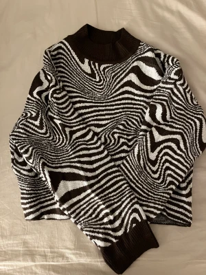 Cool tröja - Stickad tröja, croppad och super skönt material.