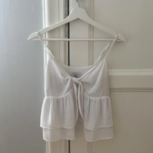 Volang blus  - Jätte fin topp från na-kd som inte går till användning. Super fint skick. Kommer vara super fin i sommar. Skriv ifall du vill ha fler bilder 🥰(Även i svart i min profil) 