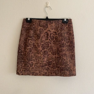 Kjol mocka-liknande material - Såå fin kjol i mocka-liknande material! Liiitet hål under dragkedjan, därav priset. 