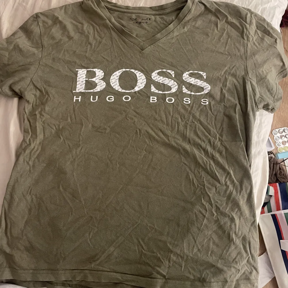 Säljer denna t-shirt från Hugo Boss. Den är i stl S/M. Hör av er vid intresse. T-shirts.