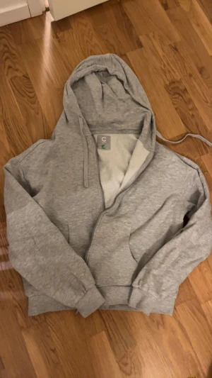 Grå ziphoodie  - En fin grå ziphoodie. Har två stycken så säljer ena. Super fin från Cubus.