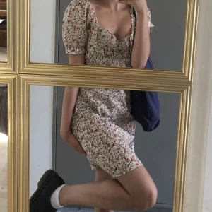 blommig sommar klänning - Lite retro sommarklänning som är beige med småsmå söta blommor