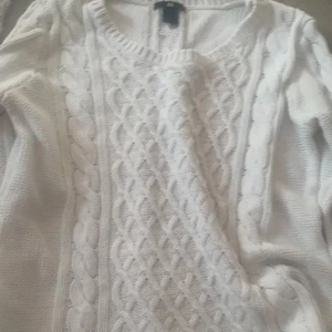 Stickad tröja  - Fin vit tröja som passar till allt❤️Har inte använt den nån gång och bra material