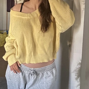 Stickad tröja - såå fin stickad off shoulder tröja från Gina Tricot 🥰 strl M men sitter mer som S! 