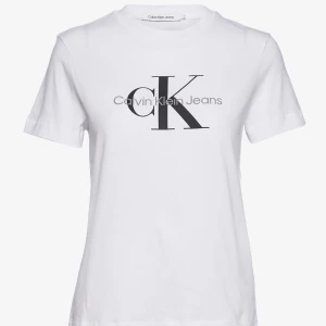 Calvin Klein tröja  - Calvin Klein t-shirt i nyskick! 🥰 kommer ej till användning. Pris går att diskutera 