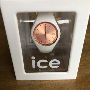 Ice watch Serie: Ice-chic Modell: White rose-gold, nypris 1100 kr. Vattentät 10 ATM. Som ny, endast använd ett fåtal gånger.