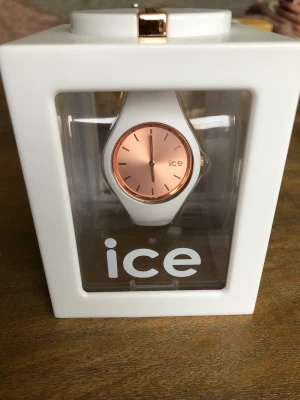 Ice Watch  - Ice watch Serie: Ice-chic Modell: White rose-gold, nypris 1100 kr. Vattentät 10 ATM. Som ny, endast använd ett fåtal gånger.