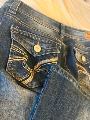 Low waist jeans - Säljer nu mina fina jeans med jätte snygga fickor där bak! Jeansen är boot cut och lågmidjade. Midejemått runtom 36cm, innerbens längd 72cm