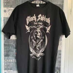T-shirt Black Sabbath - ✨Svart Black Sabbath t-shirt i gott skick. Lite vintage vibe. Regular passform🙌