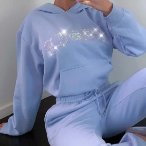 Hoodie  - Säljer bara hoodien. Den är oversized.