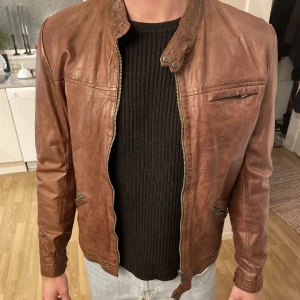 Patrick Ekwalls DBP kalvskinn läderjacka  - Kalvskinn läderjacka. Otroligt bra kvalitet. Kommer finnas med dig tills du blir gråhårig. Storlek 52, Medium. Använd fåtal gånger. Nypris 2499kr