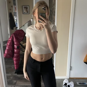 Topp - Jätte fin träningstopp! Kan också användas som en vanlig topp! Köparen står för frakten 💛