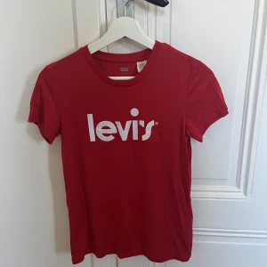 Levis T-shirt  - Fin knappt använd t-shirt från Levis. Strl xs