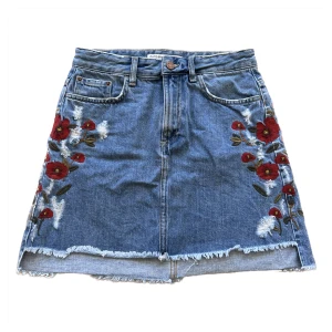 Zara - Broderad jeanskjol - SÄLJES: DEN PERFEKTA JEANSKJOLEN 💔 Säljes pga för liten för mig numera. Från Zara, Storlek XS. Lite längre i bak än i fram dvs snyggt kort utan att flasha rumpan! Säljes i väldigt fint skick. 