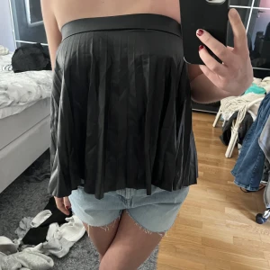 Kjol - Väldigt cool kjol som jag använt som topp!😅 den är i fake lack i barnstolen men sitter bra, väldigt skön!