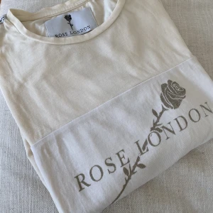 Beige T-shirt med tryck i strl M - Beige T-shirt med tryck i strl M