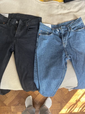 Jeans, realaxed fit - Hej säljer 2 par relaxas dit jeans från hm, dem är inte alls så använda kanske 4 gånger var, dem är båda 30/32 och säljer båda för vad en kostar ny!