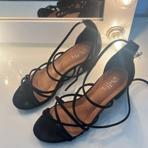 Klackskor  - Säljer dessa svarta klackskor från duffy. Endast använda en gång. Storlek 38. Klackhöjd 5 cm 💕 Säljer de för 100kr+ frakt!! 