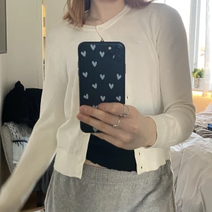 Vit kofta - Söt vit kofta, strl m men ganska lite så passar nog xs/s, spårbar frakt 60kr💕