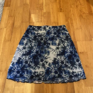 Mönstrad kjol - Mönstrad blå minikjol i storlek S från bikbok. 