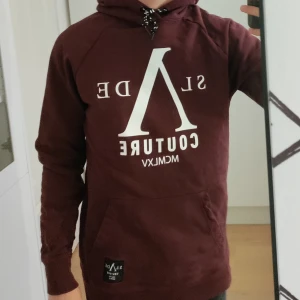 Röd Slade hoodie - En vinröd Slade hoodie, använd väldigt få gånger. Storlek small