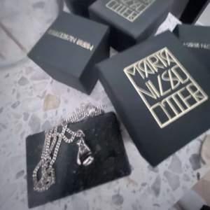 Maria knock out necklace! Box finns