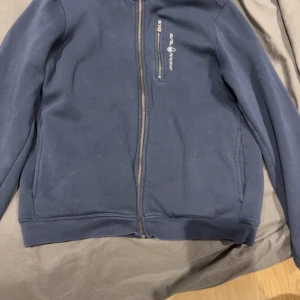 Sail racing kofta - Säljer nu denna då den inte kommer till användning, inga anmärkningar  Mer bilder kan självklart tas Köparen står för frakt💞