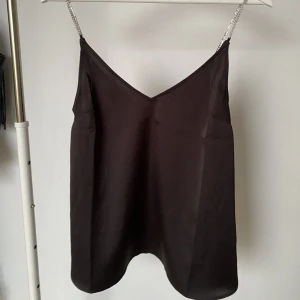 svart fest topp - svart fest topp med ”diamant” band. använd endast en gång, köpt från hm för 200kr säljer vid bra bud💓💓