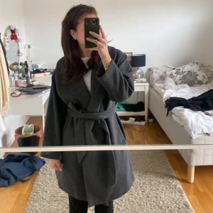 kappa - En grå lång kappa från H&M i storlek 40 men som funkar som en S