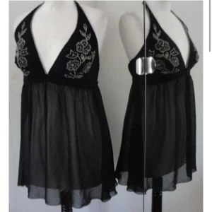 topp svart - (kan ej visa fler bilder eller hur den ser ut på) 🖤 storlek M. möts i stockholm eller fraktar 💕