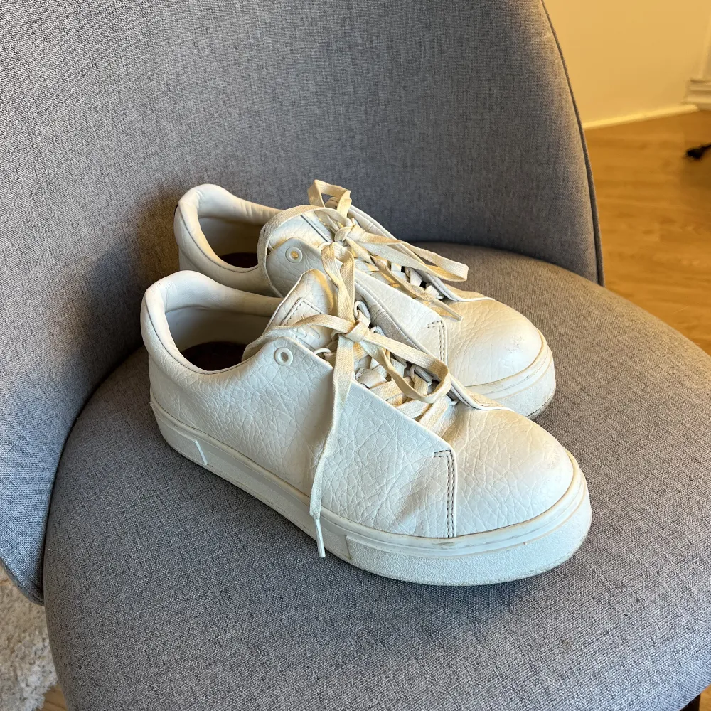 Vita sneakers från Eytys, använda fåtal gånger. Väldigt fräscha och fina men används inte längre  Köptes för: 1999kr. Skor.