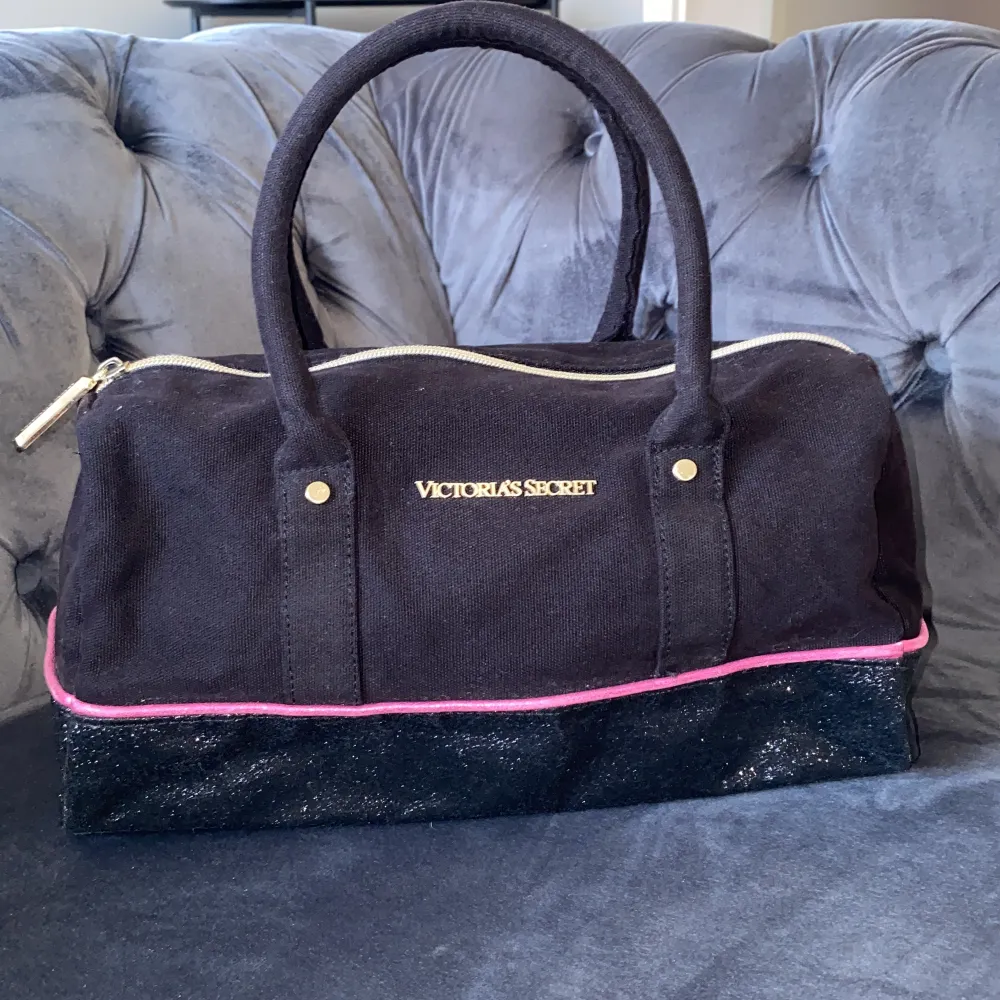 Jättefin handväsk från Victoria’s Secret, bara att fråga om mått eller fler bilder. Pris går alltid att diskutera❣️. Väskor.