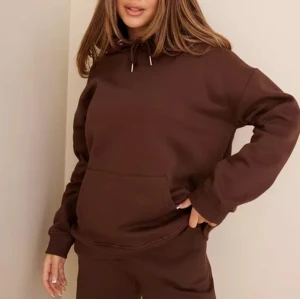Hoodie - Säljer denna bruna oversized hoodie från nelly eftersom den inte kommer till någon användning längre, mjuk inuti. Storlek xxs men sitter oversized på mig som är ca 1,63 cm🤎🤎 köparen står för frakt!