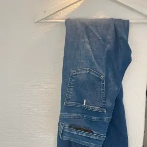Bootcut jeans från Stella McCartney. Strl 26, längd uppsydda. Passar 163 cm. 