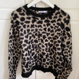 Stickad tröja - Säljer denna fina stickade tröja från NA-KD, köptes förra året men har inte kommit till användning💕 