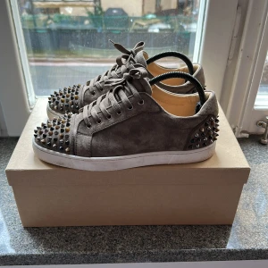 Christian louboutin - Tja, säljer dessa loubs då ja inte användt dem lika mycket som förväntat. Dem är i 8/10 i skick då en spik har ramlat av annars är allt fläckfritt. Extra spikar medföljer samt allt og. Skriv flr mer info eller bilder!🤝
