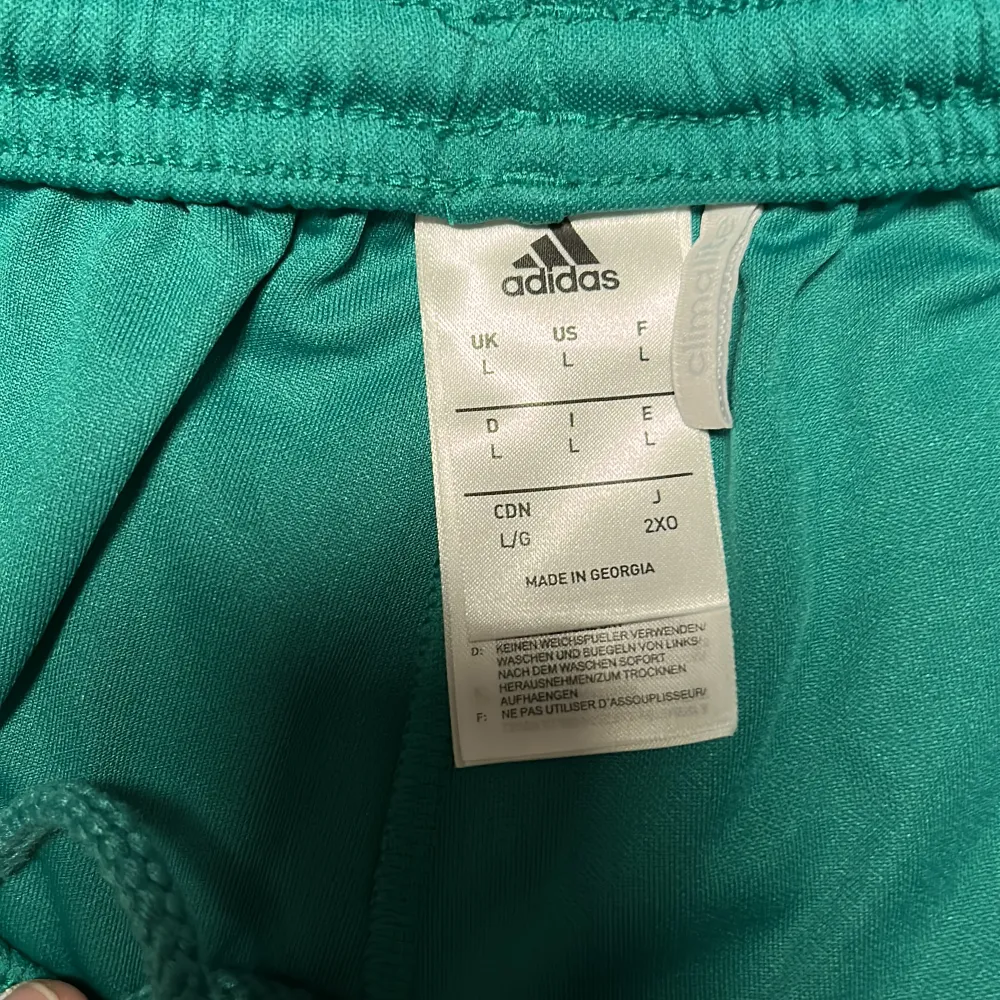 Säljer dessa helt nya adidas shorts pga att de aldrig används. Nypris 200kr.  Hör av dig om du har fler frågor😊. Shorts.