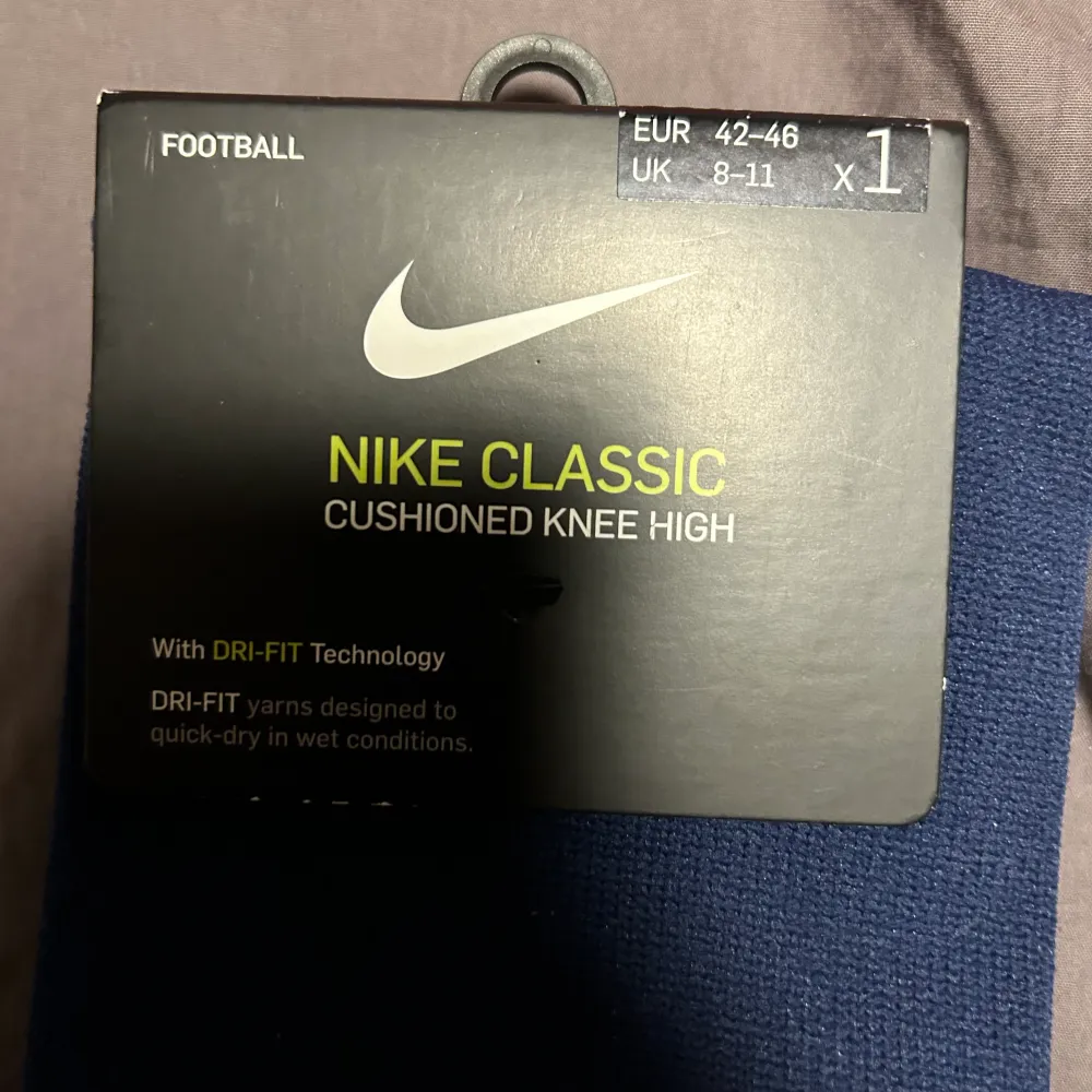 Säljer dessa helt nya Nike fotbollsstrumporna pga att jag aldrig hann använda dem.  Nypris 169kr.  Hör av dig om du har fler frågor😊. Övrigt.