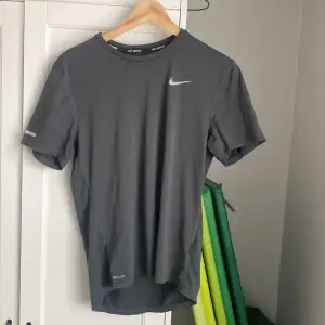 Nike tränings t-shirt i bra skick , säljer för ja har redan massa tränings kläder 