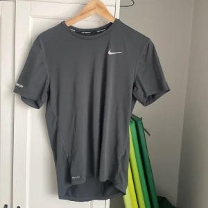 Nike t shirt  - Nike tränings t-shirt i bra skick , säljer för ja har redan massa tränings kläder 